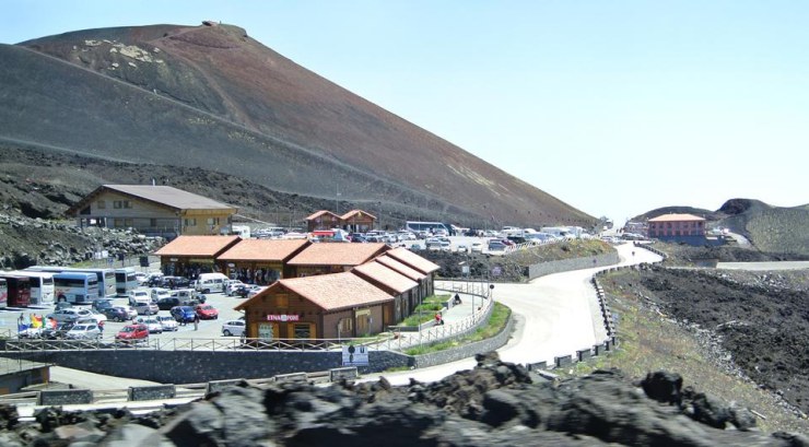 trekking Etna, rifugio sapienza ai piedi del vulcano Etna