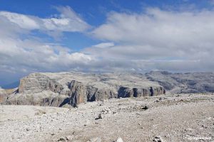 Trekking a Piz Boè: cima dal paesaggio lunare
