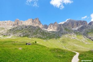 Passo Pordoi a piedi: passeggiata al cimitero militare germanico