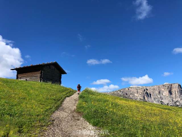 Sentiero Alpe di Siusi escursionista